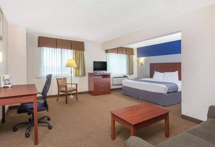 Deluxe Suite King Bed, Baymont By Wyndham Dubuque