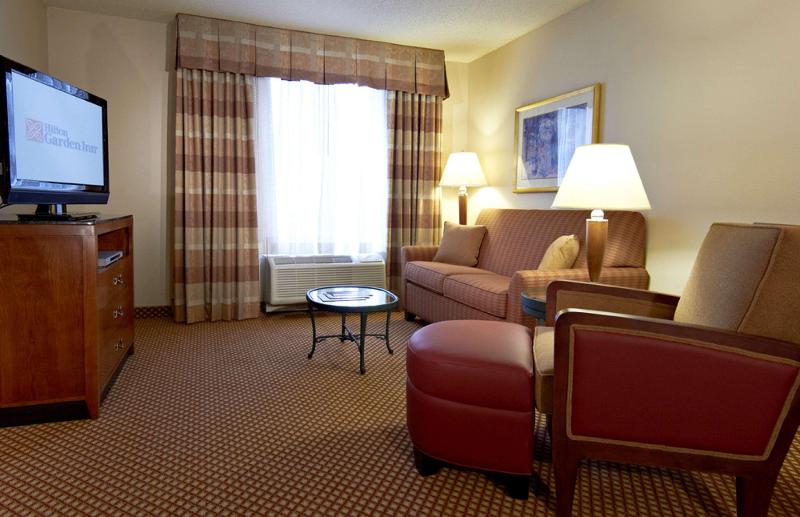 מיטת קינג בסוויטה, Hilton Garden Inn Denver Airport