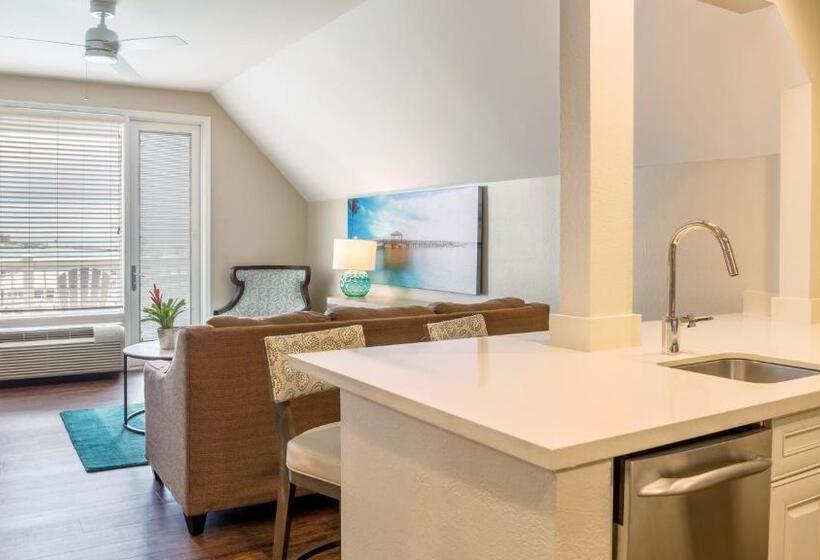 스위트 킹사이즈 침대, Opal Key Resort & Marina