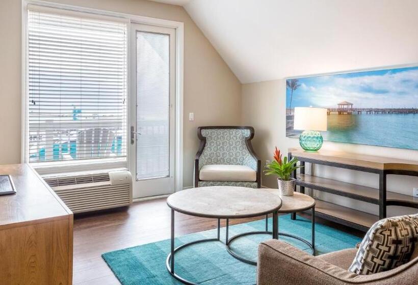 스위트 킹사이즈 침대, Opal Key Resort & Marina