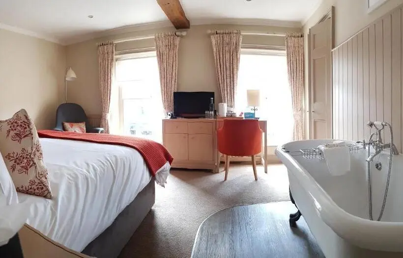 Suite Familiar, Crown