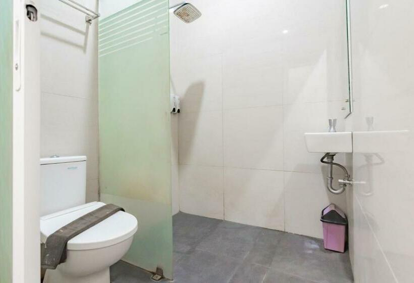 디럭스 룸, Reddoorz Plus @ Point Phila Cihampelas