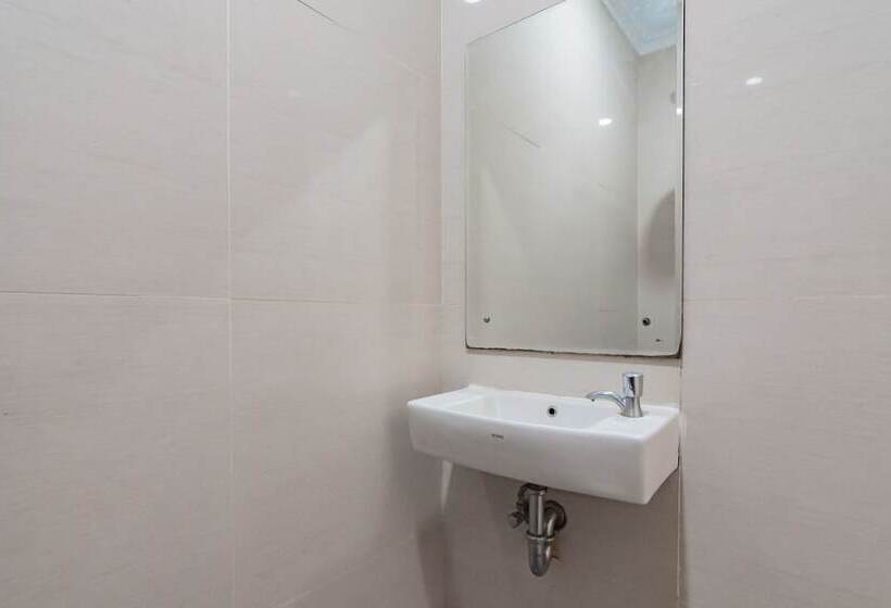 Номер Economy, Reddoorz Plus @ Point Phila Cihampelas