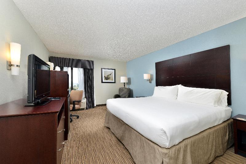 חדר סטנדרט עם מיטת קינג, Holiday Inn Express Hotel & Suites Tampa Rocky Point Island, An Ihg
