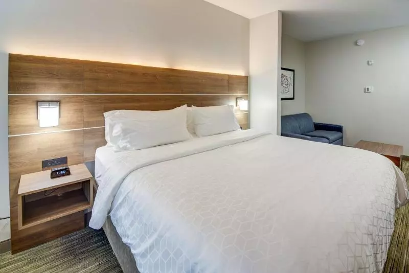 キングサイズベッドのスイートルーム, Holiday Inn Express & Suites Quincy I 10, An Ihg