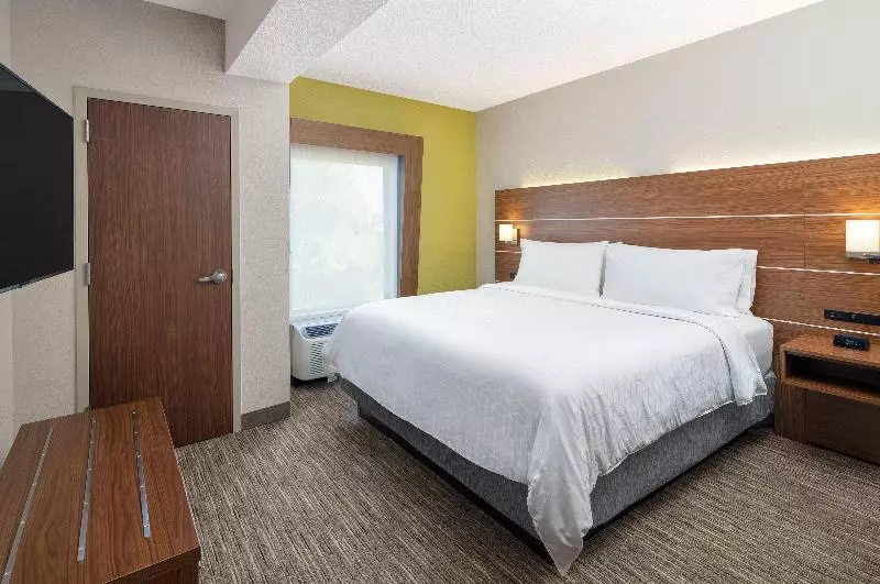 キングサイズベッドのスイートルーム, Holiday Inn Express Statesboro, An Ihg