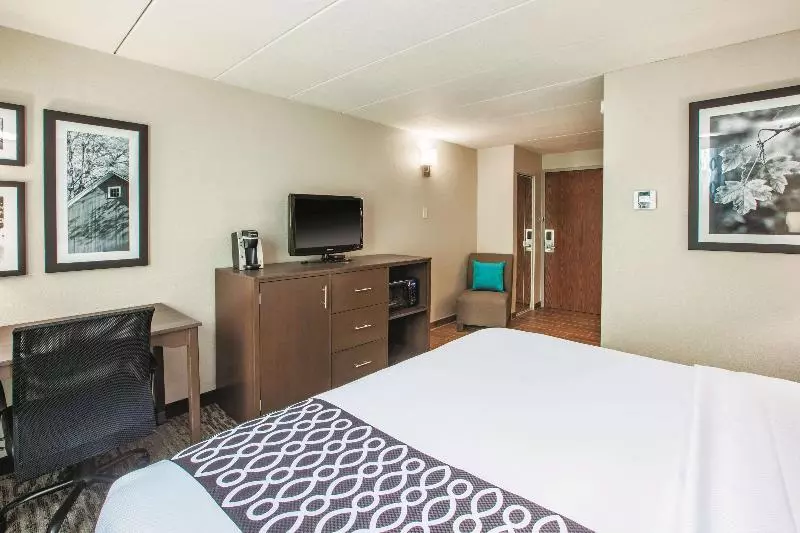 キングサイズベッドのデラックスルーム, La Quinta By Wyndham Sturbridge