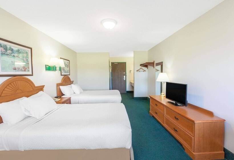 带2个双人床的标准工作室, Quality Inn
