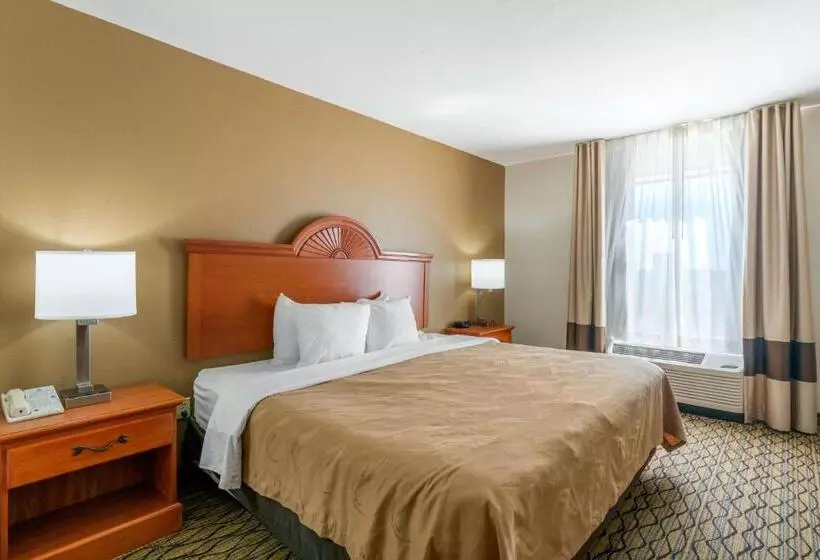 キングサイズベッドのスタンダードルーム, Quality Inn & Suites Jefferson City