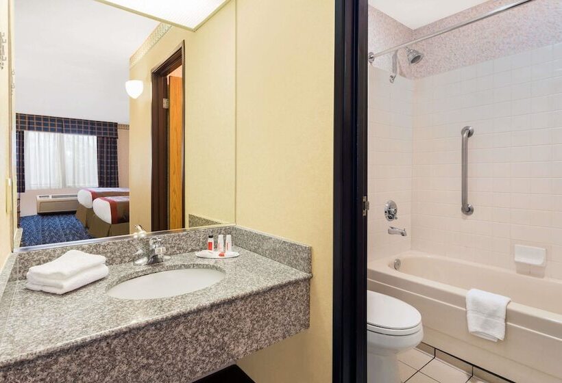 Номер Стандарт 2 Двуспальные Кровати, Ramada By Wyndham Kent Seattle Area