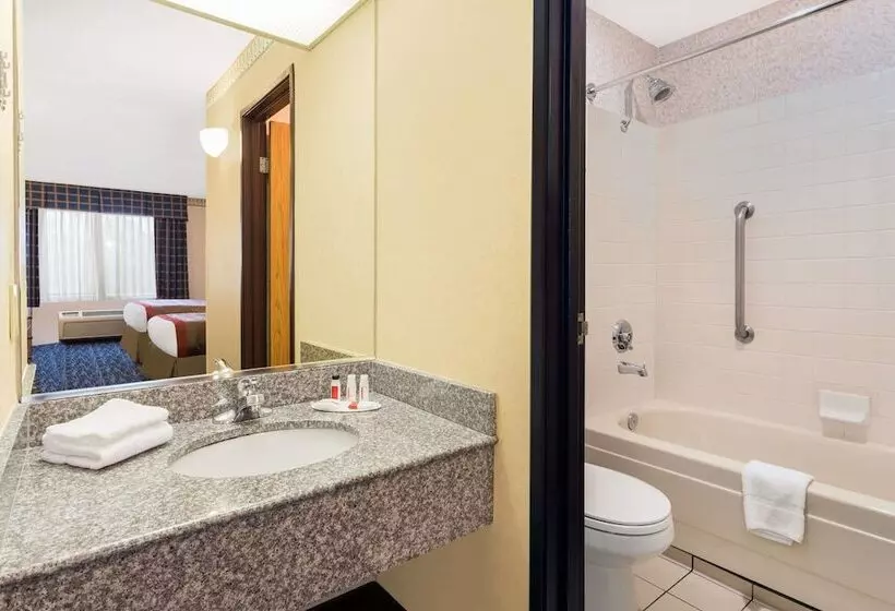 Standard-huone 2 Parivuodetta, Ramada By Wyndham Kent Seattle Area