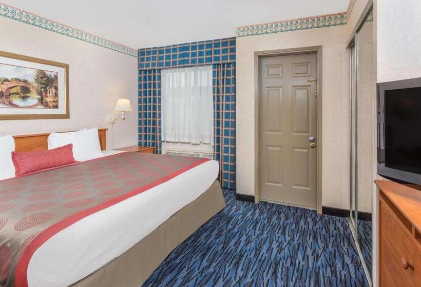 חדר סטנדרט עם מיטת קינג, Ramada By Wyndham Kent Seattle Area