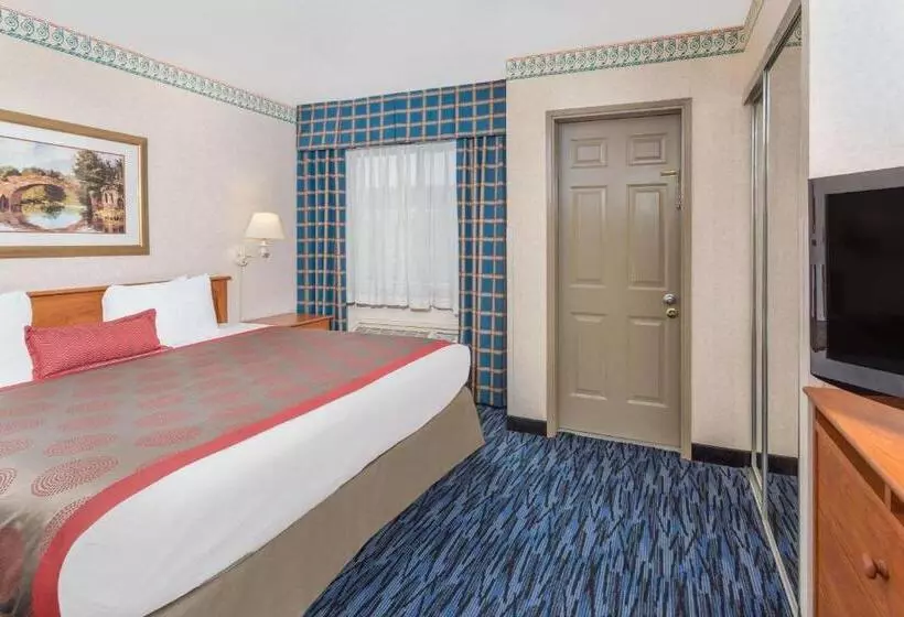 Standard-huone King-vuode, Ramada By Wyndham Kent Seattle Area
