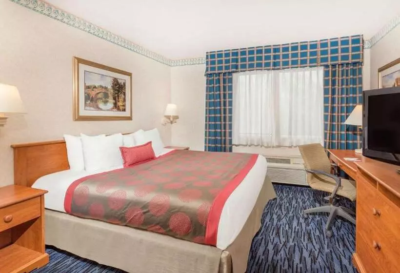 Standard-huone King-vuode, Ramada By Wyndham Kent Seattle Area