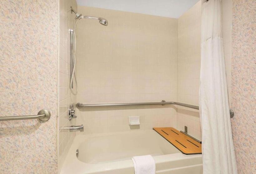 חדר סטנדרט מותאם לאדם עם מוגבלויות, Ramada By Wyndham Kent Seattle Area