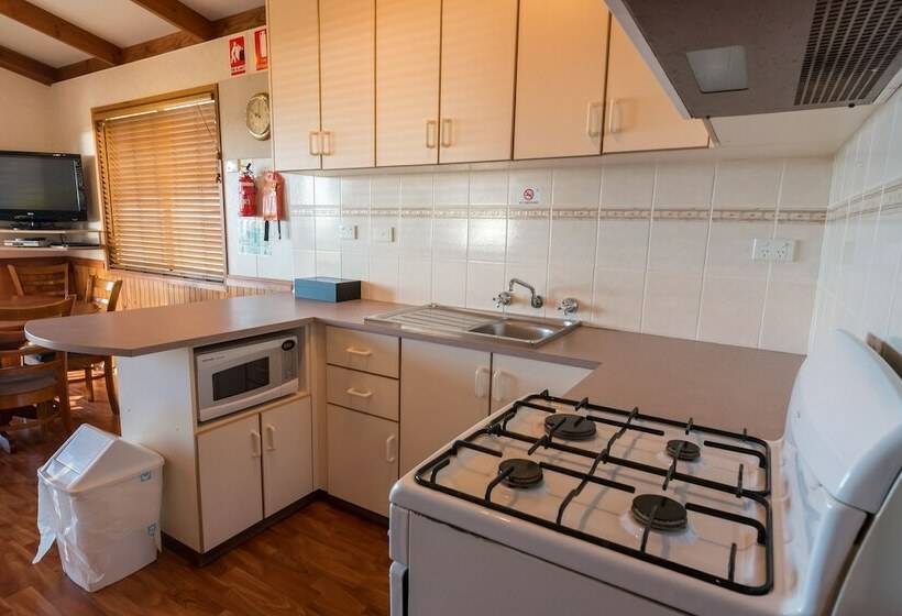 小室, Edithburgh Caravan Park