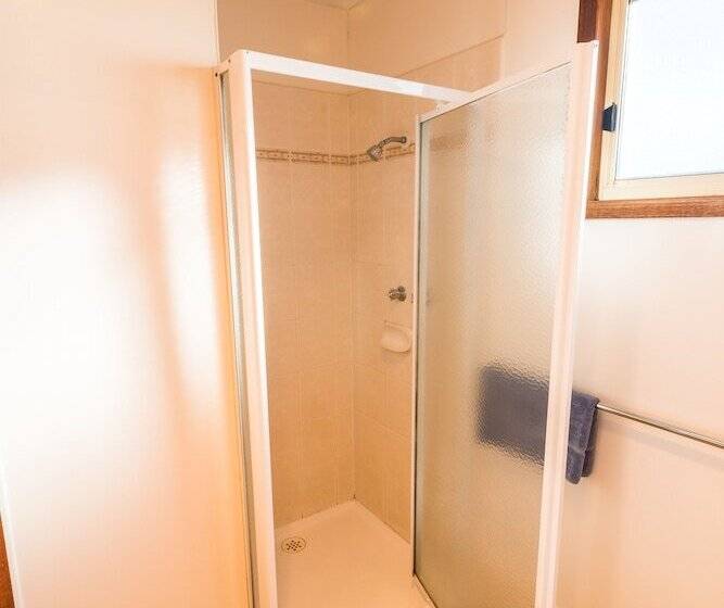 小室, Edithburgh Caravan Park