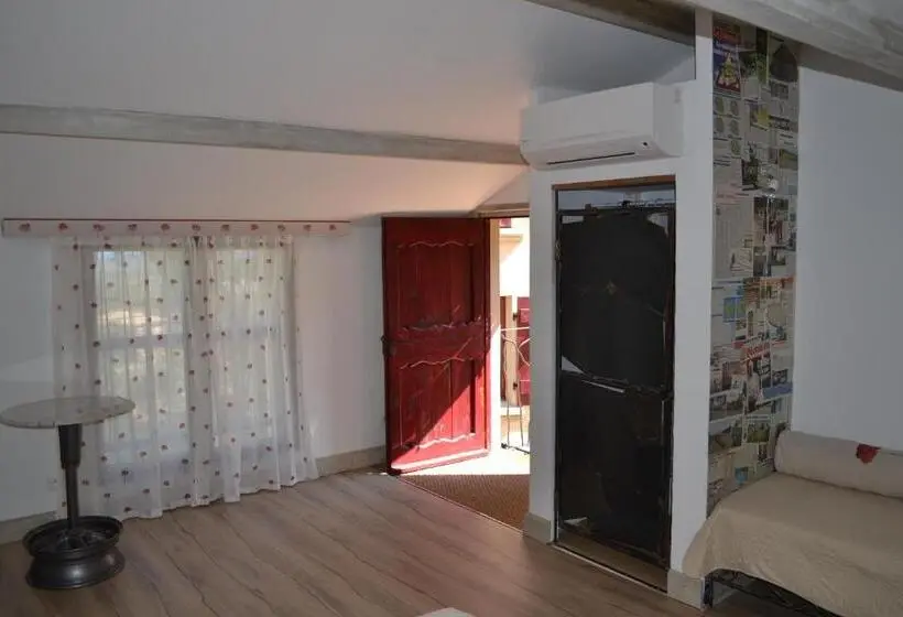Standard Kolmen Hengen Huone, Maison De La Vigne