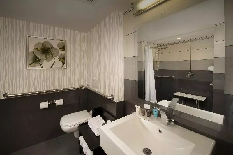 اتاق استاندارد با تخت بزرگ برای معلولان, Skybridge Seattle Airport