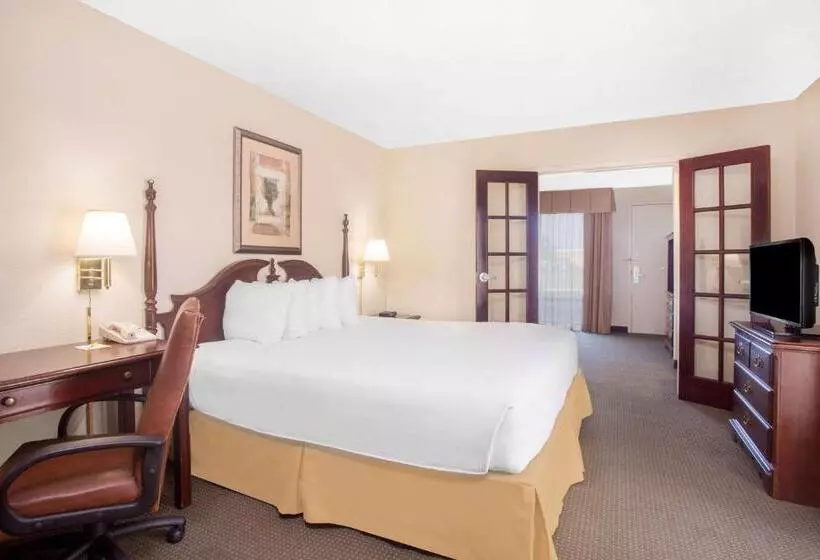 キングサイズベッドのスイートルーム, Days Inn By Wyndham Metter