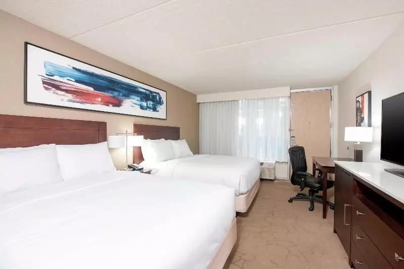 اتاق استاندارد با تخت دو نفره بزرگ, Delta Hotels By Marriott Kalamazoo Conference Center