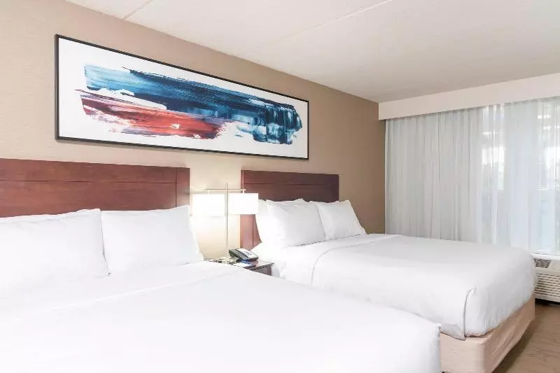 اتاق استاندارد با تخت دو نفره بزرگ, Delta Hotels By Marriott Kalamazoo Conference Center