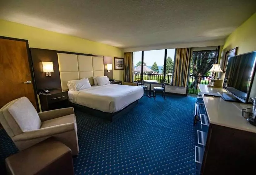 اتاق استاندارد با تخت بزرگ برای معلولان, Holiday Inn Bar Harbor Regency Hotel, An Ihg