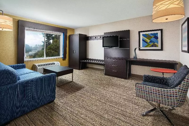 سوئیت با تخت بزرگ, Holiday Inn Express Hotel & Suites Belmont, An Ihg
