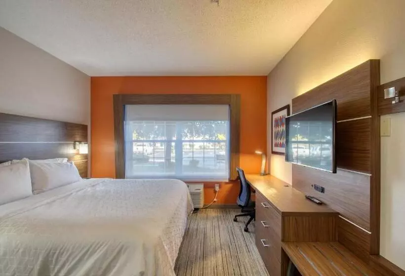 سوئیت با تخت بزرگ, Holiday Inn Express Hotel & Suites Oshkosh   State Route 41, An Ihg