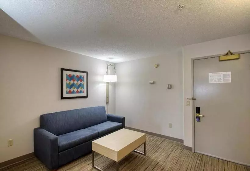 سوییت, Holiday Inn Express Hotel & Suites Oshkosh   State Route 41, An Ihg