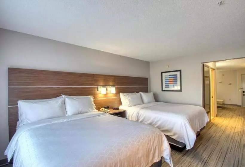 سوییت, Holiday Inn Express Hotel & Suites Oshkosh   State Route 41, An Ihg