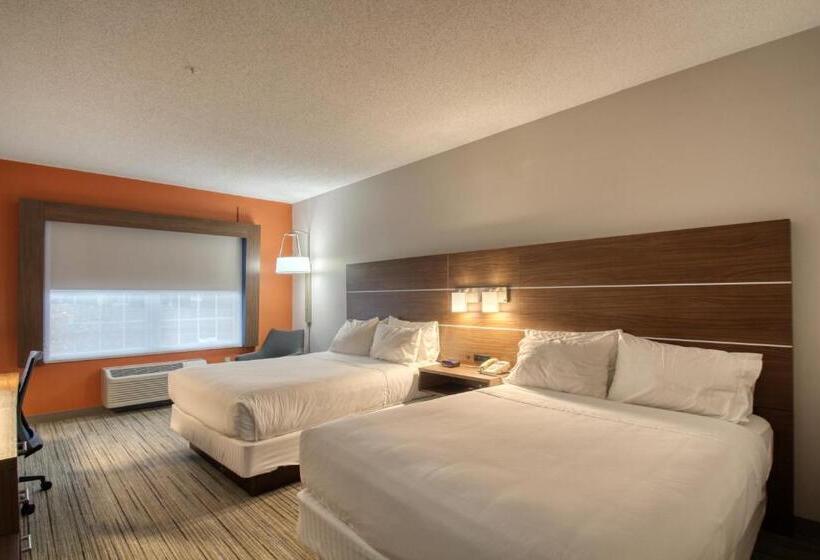 غرفة قياسية لذوى الاحتياجات الخاصة, Holiday Inn Express Hotel & Suites Oshkosh   State Route 41, An Ihg