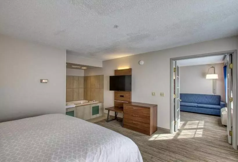 سوییت لوکس, Holiday Inn Express Hotel & Suites Oshkosh   State Route 41, An Ihg