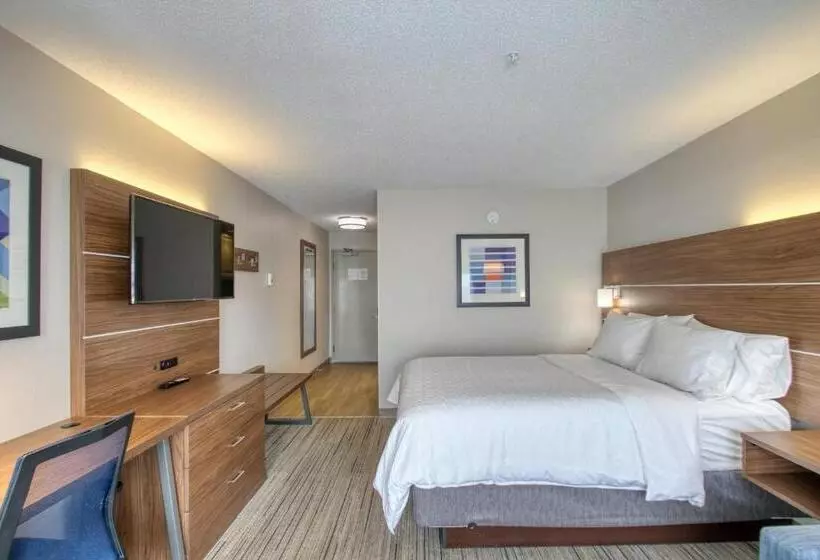 سوییت لوکس, Holiday Inn Express Hotel & Suites Oshkosh   State Route 41, An Ihg