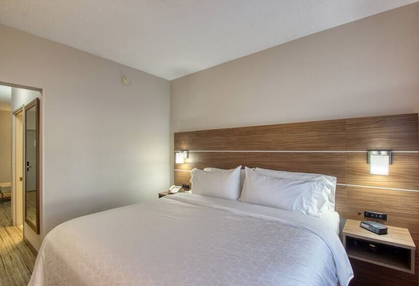 جناح, Holiday Inn Express Hotel & Suites Oshkosh   State Route 41, An Ihg