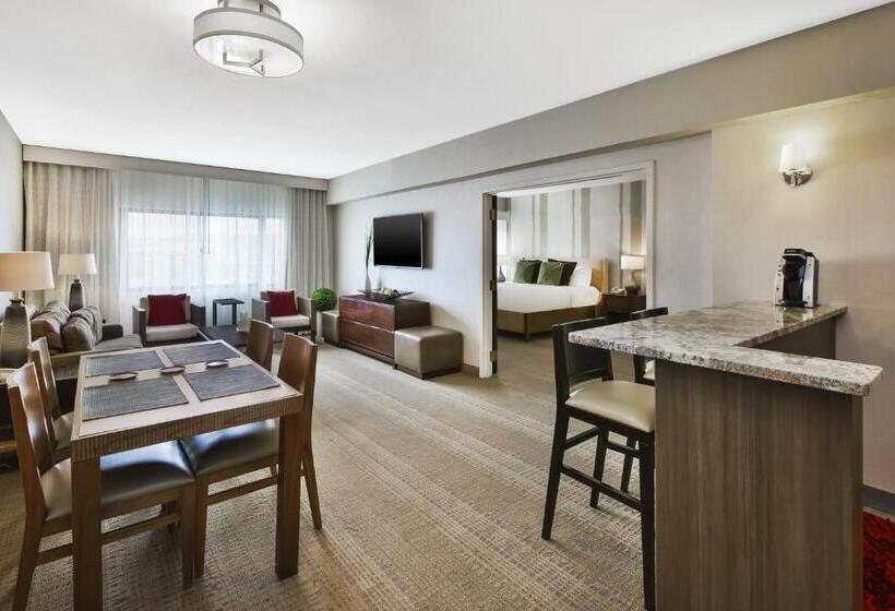 מיטת קינג בסוויטה, Holiday Inn Rapid City   Rushmore Plaza, An Ihg