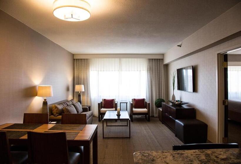 מיטת קינג בסוויטה, Holiday Inn Rapid City   Rushmore Plaza, An Ihg