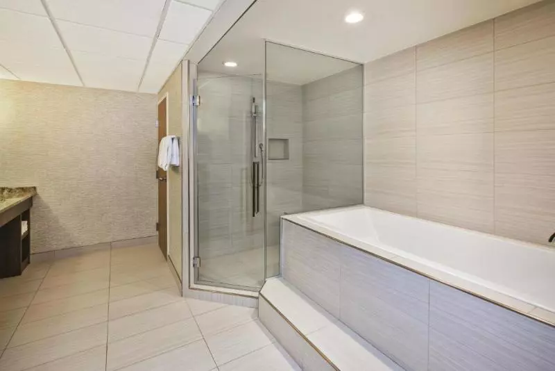 سوئیت با تخت بزرگ, Holiday Inn Rapid City Rushmore Plaza, An Ihg