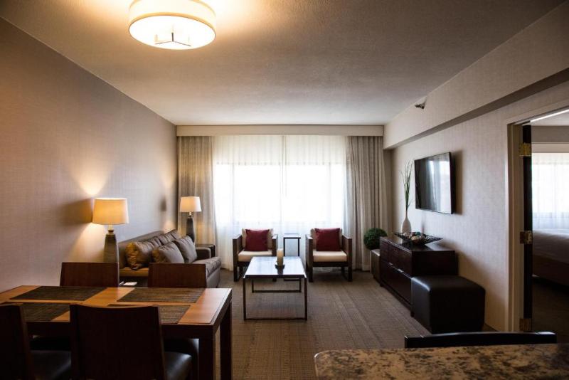 מיטת קינג בסוויטה, Holiday Inn Rapid City   Rushmore Plaza, An Ihg