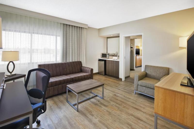 מיטת קינג בסוויטה, Holiday Inn Rapid City   Rushmore Plaza, An Ihg