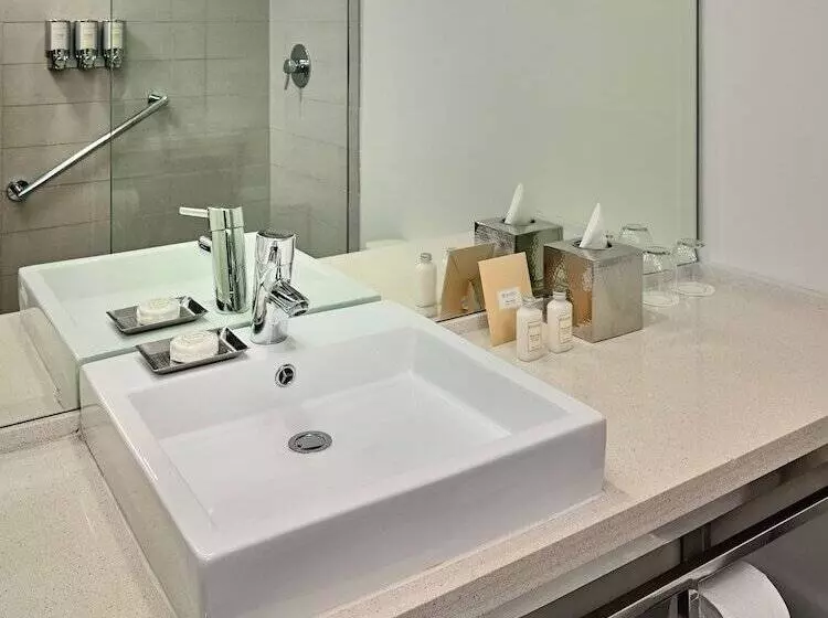 اتاق لوکس با چشم‌انداز دریا, Sonesta Fort Lauderdale Beach