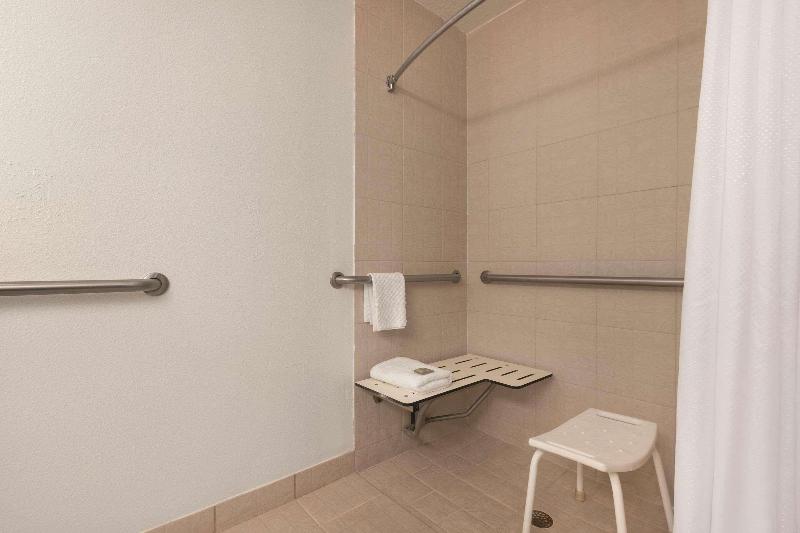 חדר סטנדרט מותאם לאדם עם מוגבלויות, Country Inn & Suites By Radisson, Rj Stadium   Tampa Airport East