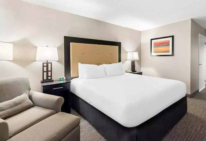 اتاق استاندارد با تخت بزرگ برای معلولان, The Plaza On The Pike Hotel Atlantic City West By Oyo