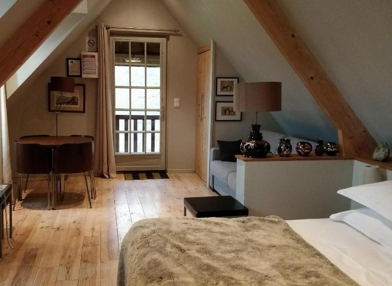 جناح جونيور, Clos Masure