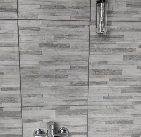 جناح جونيور, Clos Masure