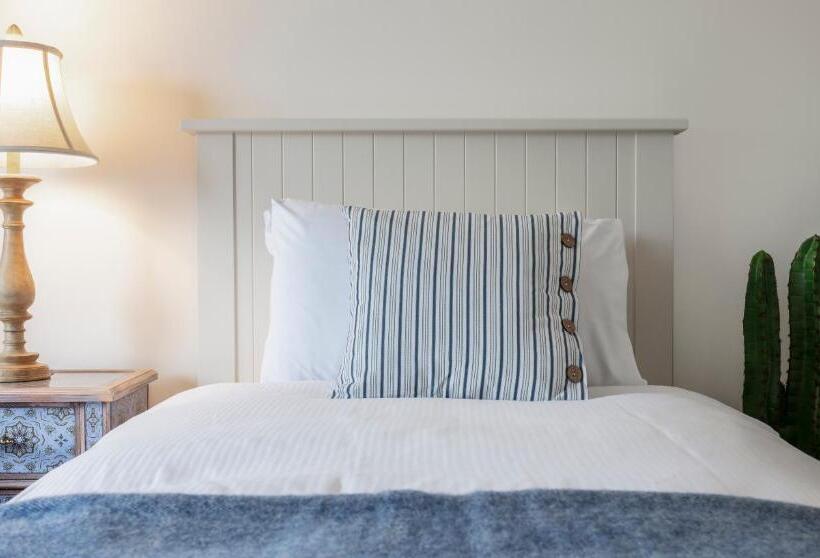 غرفة قياسية مطلّة علي الحديقة, The Happy Pig