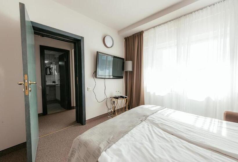 Люкс Вид на Бассейн, Riviera By Queens Hotel And Resort