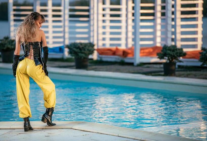 Люкс Вид на Бассейн, Riviera By Queens Hotel And Resort