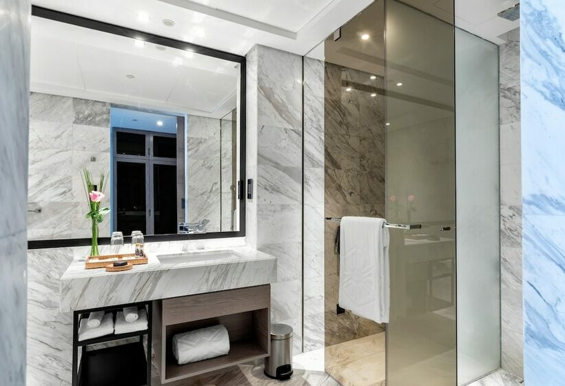 Номер Клуб Кровать Кинг, Taj Jumeirah Lakes Towers