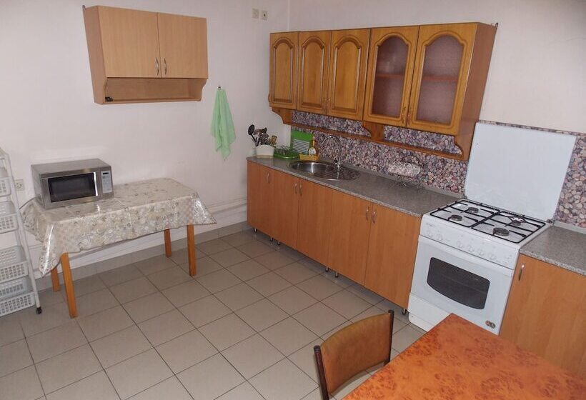 اتاق استاندارد سه نفره, Anzhelika